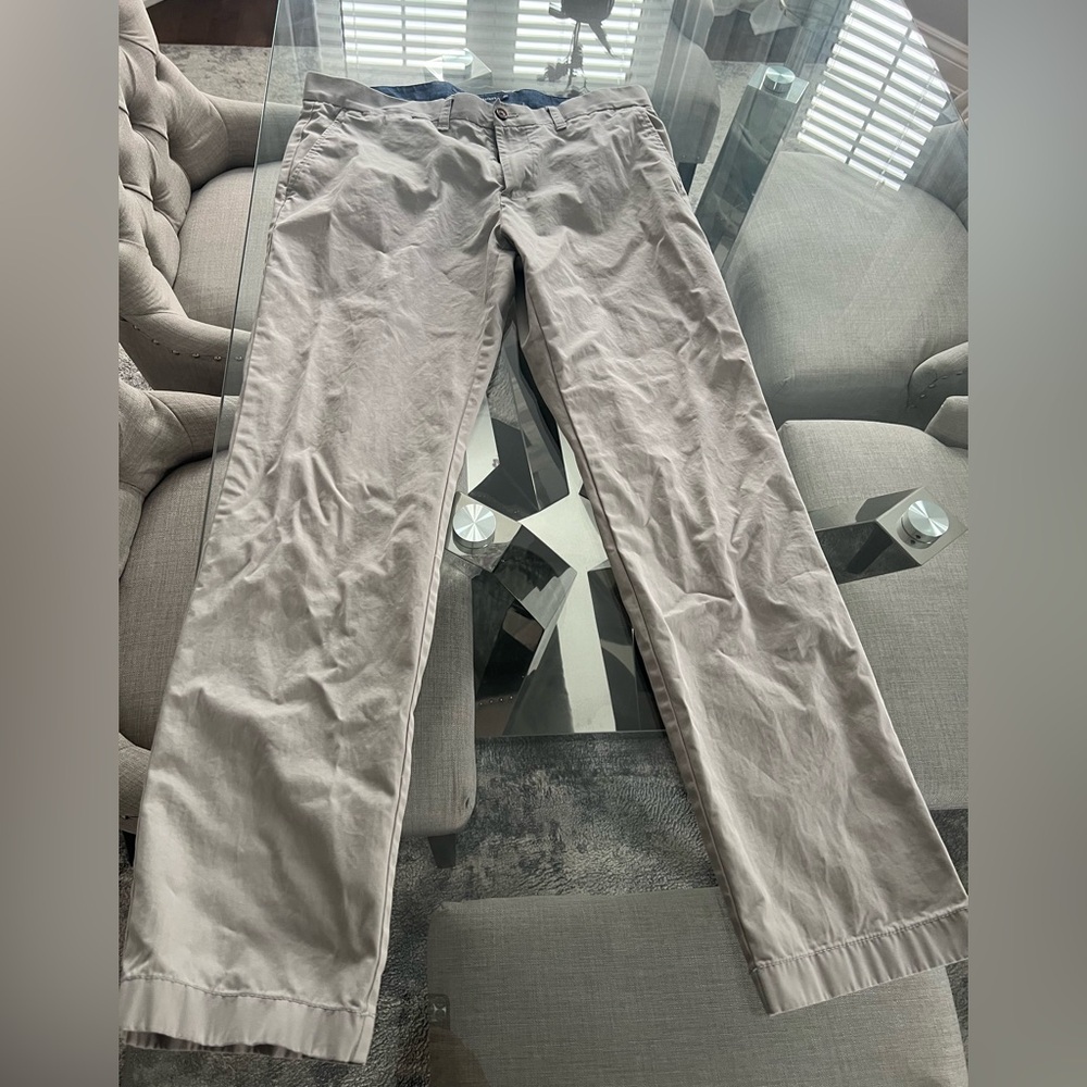 Tommy Hilfiger Men‘s Light Grey Chinos for Everyday Style